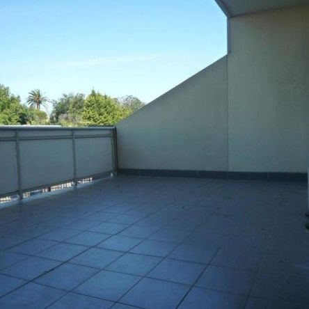 Modern 1 Bedroom Apartment with Large Balcony - Photo 1