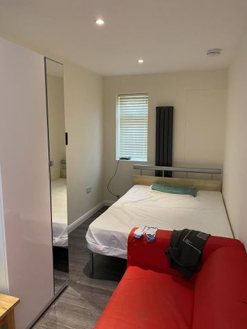 1 bedroom in a house share to rent - Photo 2