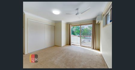 AIR CONDITIONED 2 BEDROOM TOWNHOUSE WITH COURTYARD - Photo 4