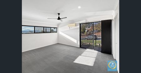 TWO STOREY HOME IN THE HEART OF GLADSTONE - Photo 3