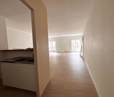 Location Appartement 2 pièces 66m² CHARLIEU 42190 - Photo 3