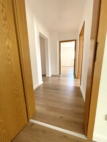 Frisch renoviert, hereinspaziert! 3R-Wohnung ab Juni 2024 mit Balkon, bezugsfrei - Foto 2