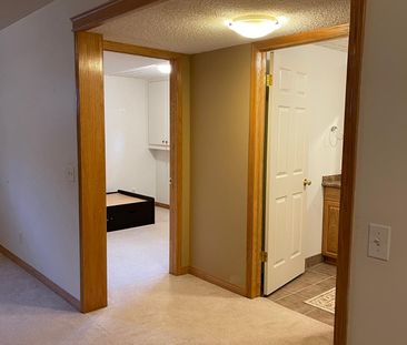 Beautifully newly renovated spacious single house in Country Hills - Photo 1