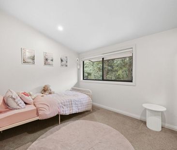 A Refined Mid-Century Sanctuary with Expansive North-Facing Gardens - Photo 2