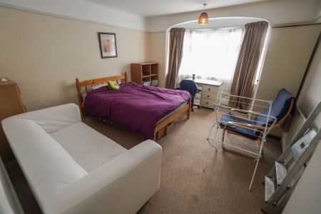 To Rent Frances Road, Lansdowne, Bournemouth, BH1 £2,275 pcm Tenancy Info - Photo 3