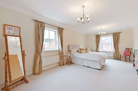 A spacious six bedroom family home with large garden and versatile studio space on the sought after Longbourn estate. - Photo 5