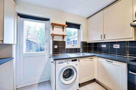 Hedgerley Court, Goldsworth, GU21 - Photo 3