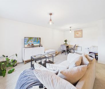 2 bedroom Flat to rent - Photo 2