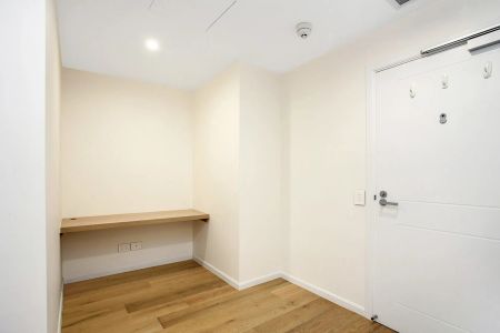 Stylish and Luxurious One Bedroom Apartment with Separate Study - Photo 5