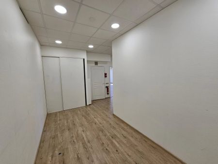 A LOUER BUREAU 245 M² + STOCKAGE / ARCHIVE 45 m² - NICE - SAINT ANDRE DE LA ROCHE - Photo 2