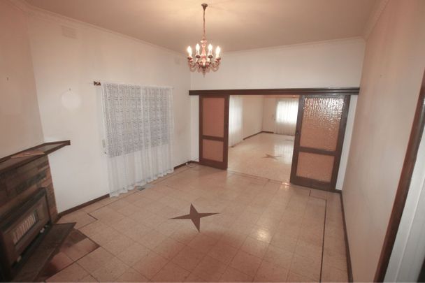 Perfect Family Home in a Prime Location - Opposite Parkland! - Photo 1