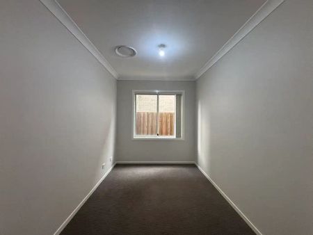 “Spacious family house in Schofields” - Photo 2