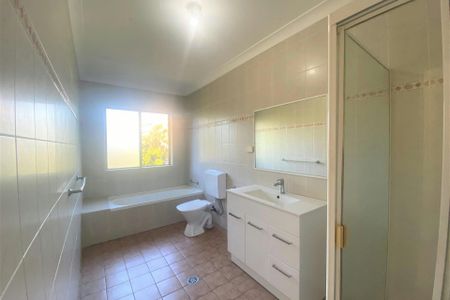 SPACIOUS AND MODERN TOP FLOOR APARTMENT - Photo 5