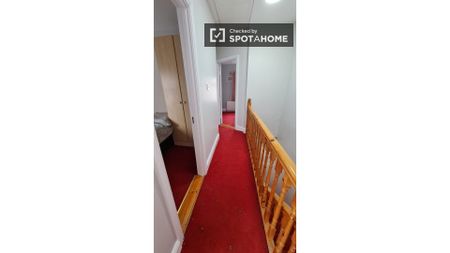 Bedroom for rent in an apartment in Dublin - Photo 2