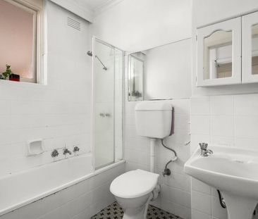 Sunlit Sanctuary in Iconic 1960s Building - Prime Village Location ... - Photo 5