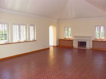 Charmosa moradia com piscina e jardim privativos, em localização privilegiada perto da praia e golfe. - Photo 4