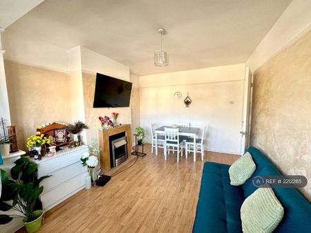 2 bedroom maisonette to rent - Photo 2