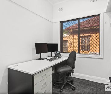 Spacious 5-Bedroom Home in the Heart of Wollongong CBD - Photo 2