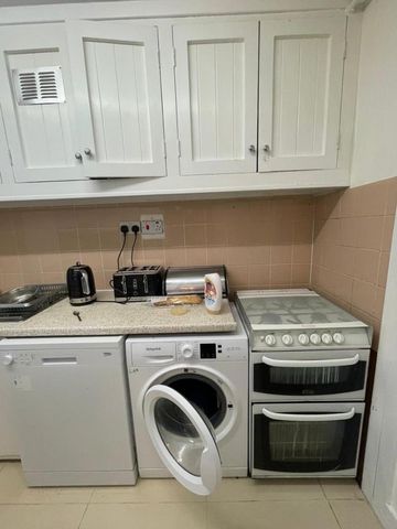 Bedsit, Clem Attlee Court, SW6 - Photo 3