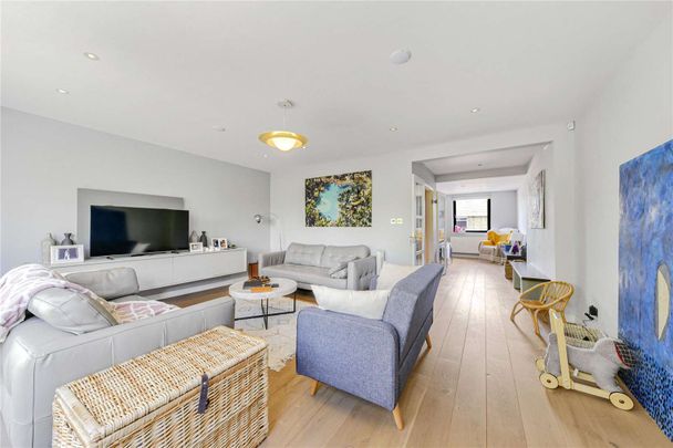 A recently redecorated mid-terrace townhouse, on this quiet road in Primrose Hill Village, opposite the park. - Photo 1