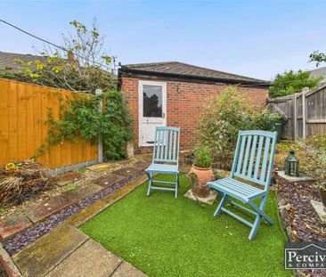 2 bedroom end of terrace house to rent - Photo 3