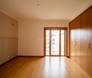 Apartamento T2 para arrendar, localizado num 3º Andar da Rua Josefi... - Photo 1