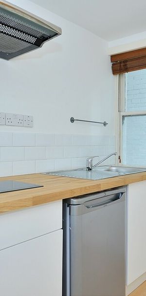 A fantastic studio apartment ideally located moments from the many amenities of Gloucester Road, Earls Court and High Street Kensington. - Photo 1
