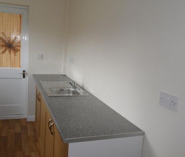 2 bedroom semi-detached house to rent - Photo 4