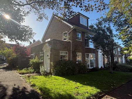 4 bedroom semi-detached house to rent - Photo 3