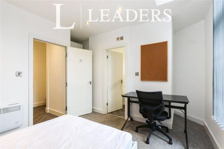 2 bedroom flat to rent - Photo 2