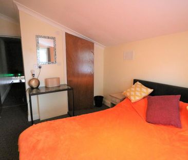 3 bedroom flat to rent - Photo 4