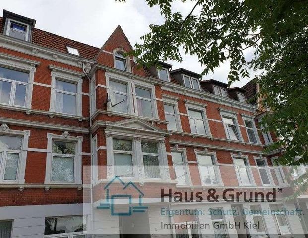Die 3-Zimmer Wohnung liegt im 2. Obergeschoss eines denkmalgeschützten Mehrfamilienhauses in Neumünster. - Photo 1