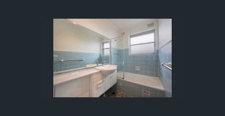 Freshly Updated Apartment in a Prestigious Harbourside Pocket - Photo 4