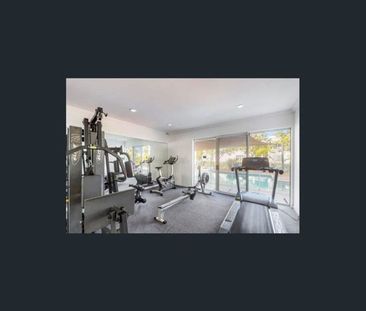 Spacious Ground-Floor Living with Private Courtyard & Sporting Fiel... - Photo 2