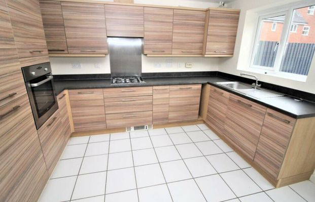 3 Bed Former Show House to let Royal Wootton Bassett - Photo 1