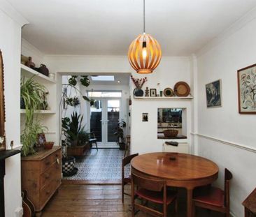 A splendid three bedroom terraced house available for rent in the h... - Photo 2