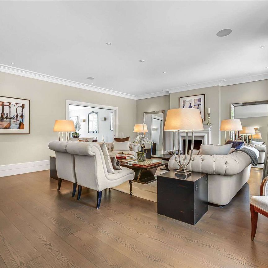 An exquisitely designed and finished double fronted detached house on an impressive plot and affording excellent lateral space and facilities, including a stunning indoor pool, gym and A/C. - Photo 1