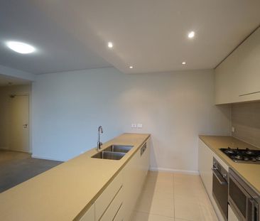 Stylish Two-Bedroom Apartment with Pool & Garden Views - Photo 4