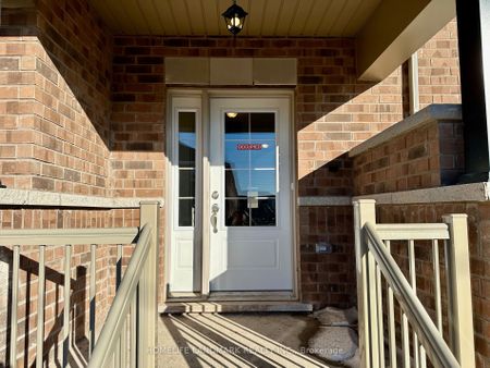 Townhouse For Lease | X8102720 - Photo 4