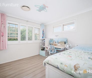 Renovated Five-Bedroom Townhouse in the heart of Marsfield - Photo 4