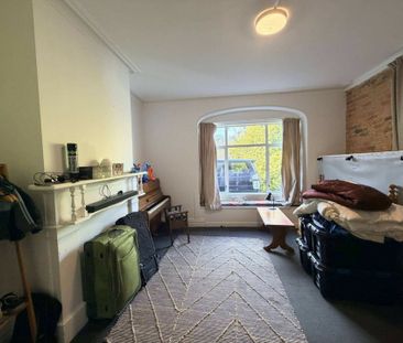 Modernised and tidy flat with garaging! - Photo 2