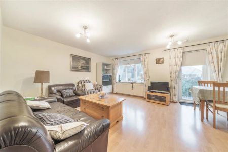 3 bed terraced house to rent in Ash Hill Close, Bushey, WD23 - Photo 2