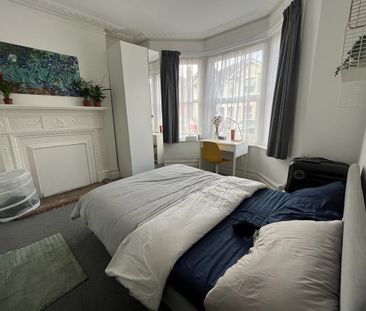 5 Bed Semi-Detached House, Woodcote Road, SO17 - Photo 1