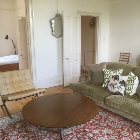 Townhouse in Camden, close to Regents Park. Bedroom with own lounge and bathroom. NW1. - Photo 1