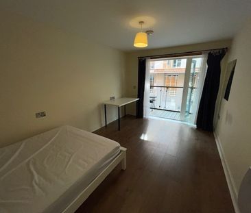 Oceana Boulevard, Southampton - Photo 1