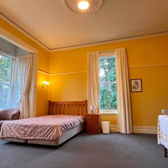 Spacious Fully Furnished Self Contained Apartment - Photo 1