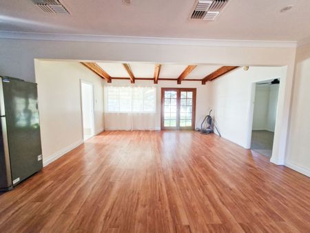 Comfortable & Character-Filled Home - FULLY FURNISHED. - Photo 2