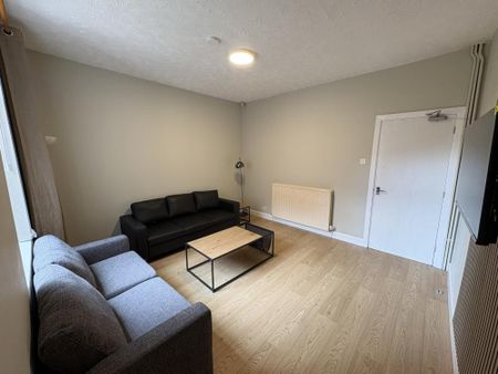 5 bedroom end of terrace house to rent - Photo 3
