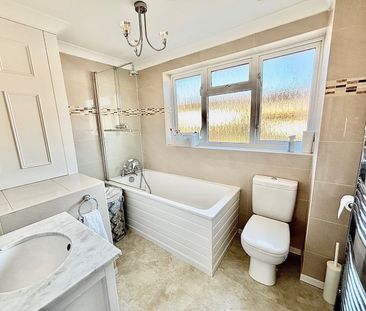 High Meadows, Chigwell, IG7 - Photo 2