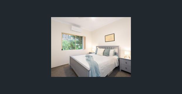 Tastefully Renovated, Oversized (218 sqm) Sun-Filled Garden Apartment With House Like Proportions, Centrally Located To All Amenities - Photo 1